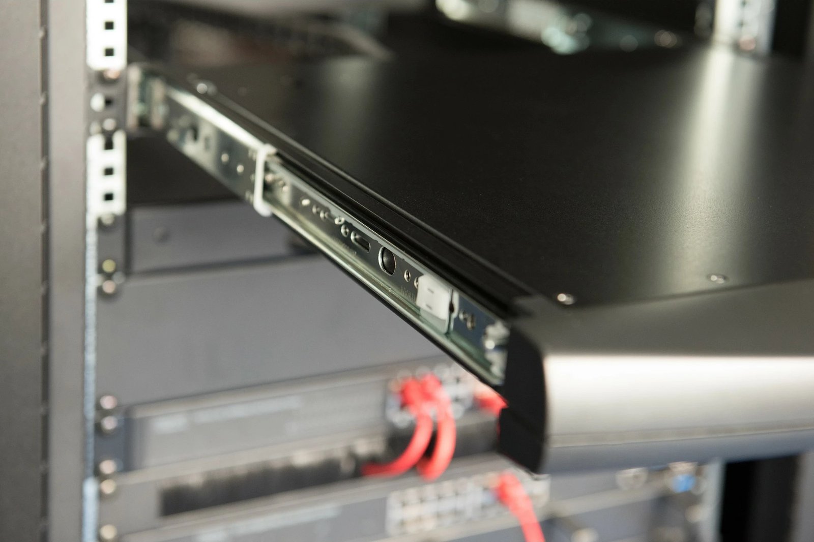 Konsolë modulare Digitus 17" TFT, 8-port KVM, touchpad, gjermanisht, e zezë