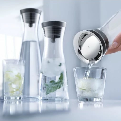 Karafë uji WMF Basic 1.5L, xham, e zezë/transparente