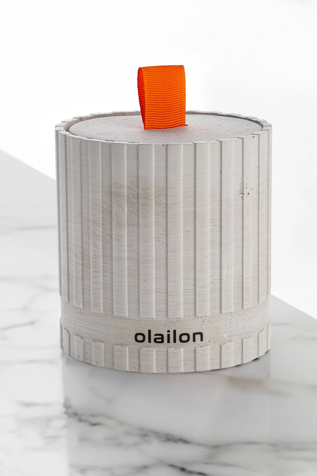 Qiri dekorativ prej betoni, ngjyrë gri, me shirit portokalli, aromë amber, Evila Originals, 8x8.5cm