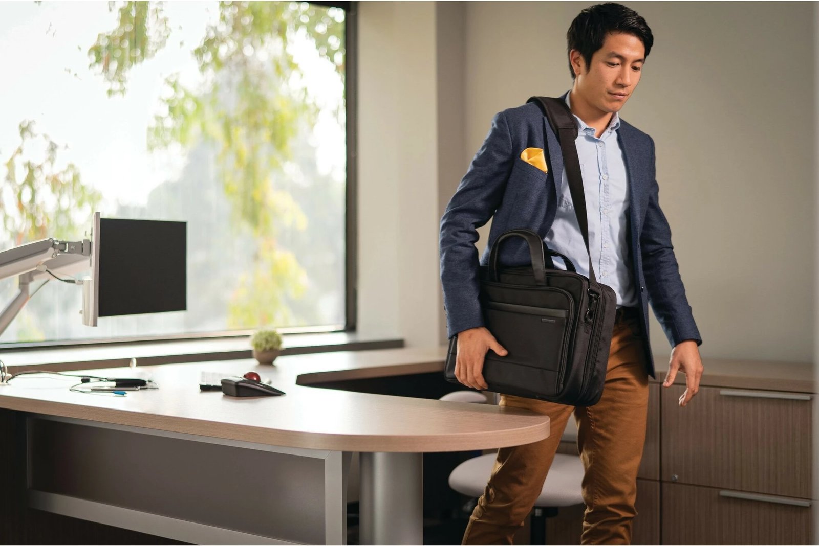 Çantë laptopi Kensington Contour 2.0, 15.6", e zezë