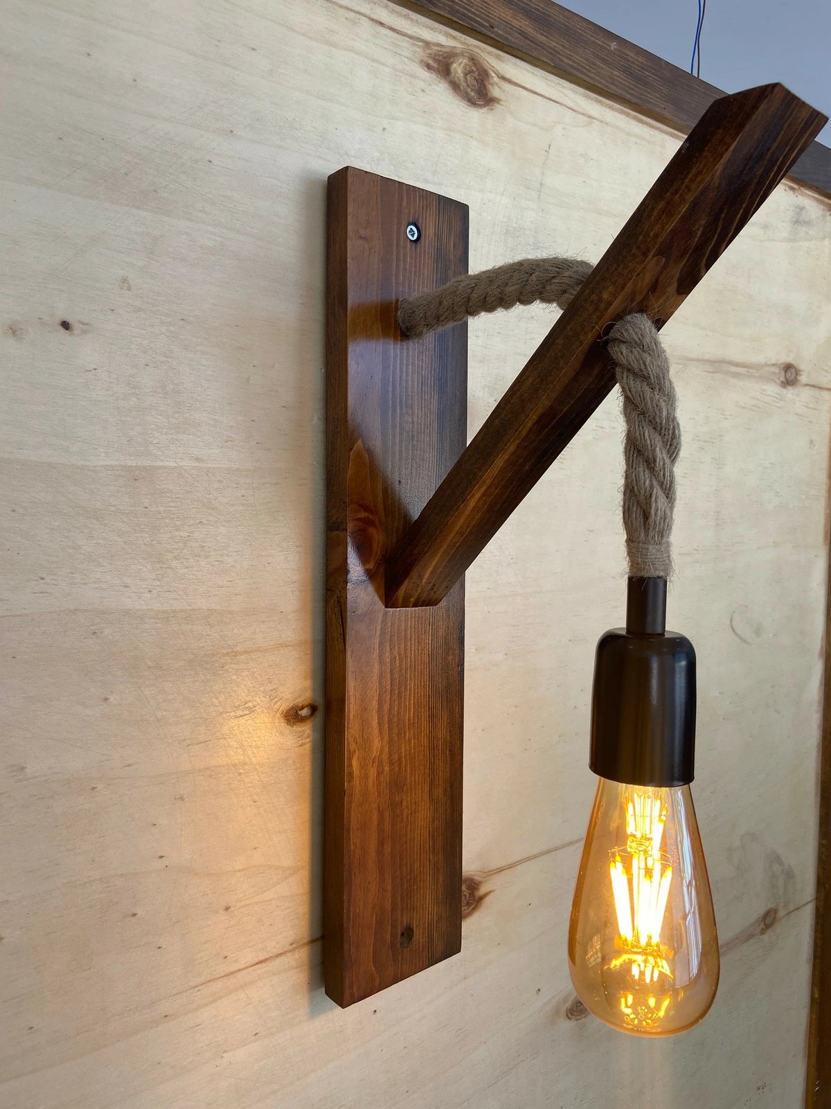 Llamp muri prej druri, ngjyrë arre, Opviq, 18 Llamp muri prej druri, ngjyrë arre, Opviq, 18