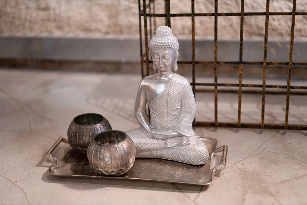 Tabaka dekorative e sheshtë, alumin, argjend, 49x26x4cm Tabaka dekorative e sheshtë, alumin, argjend, 49x26x4cm