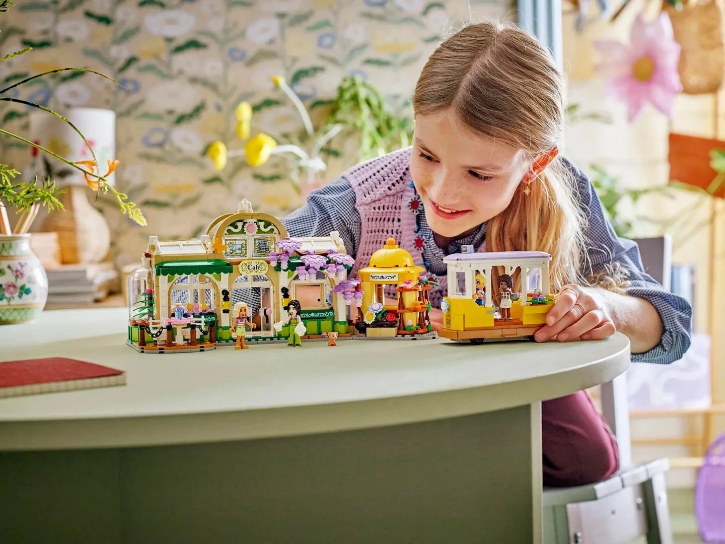 Set LEGO Friends 42671 Plant Café & Flower Shop, 1138 pjesë, për fëmijë 9+ vjeç