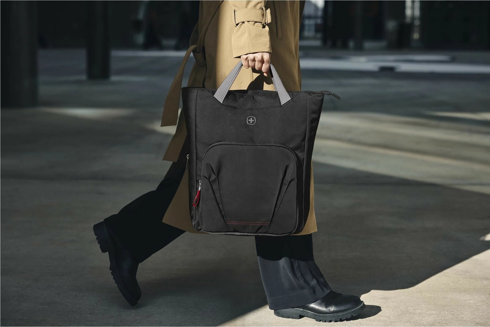 Çantë vertikale Wenger Motion Vertical Tote 16 inç, e zezë