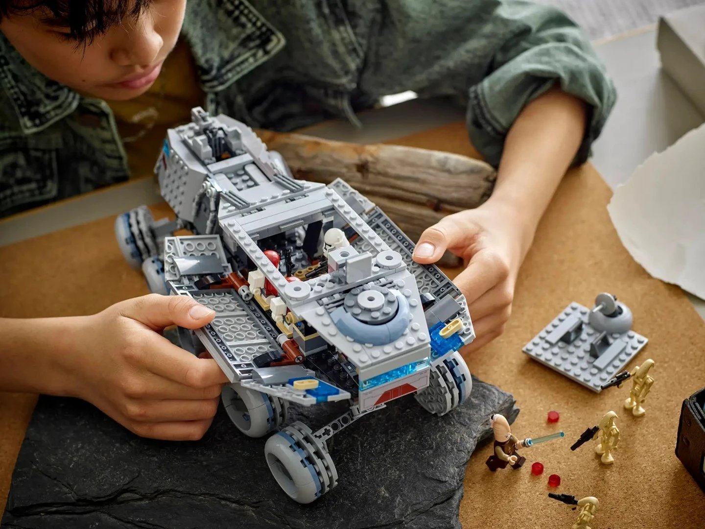 Set LEGO Star Wars Republic Juggernaut 75413 me 8 minifigura
