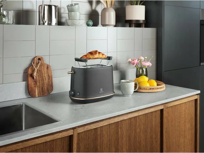 Toster Electrolux E7T1-6BP, 980 W, 2 slote, shkrirje dhe ngrohje, tabakë për thërrime, i zi