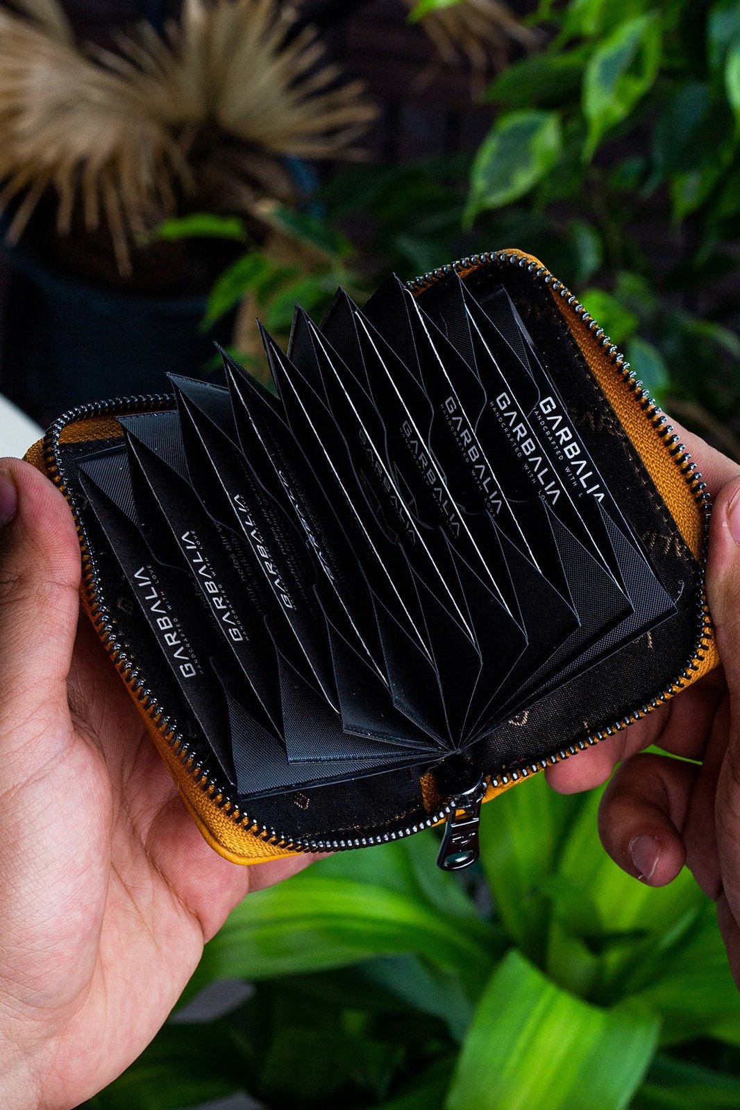 Mbajtës kartelash prej lëkure, ngjyrë mustard, Zoozie Bags, Clovis