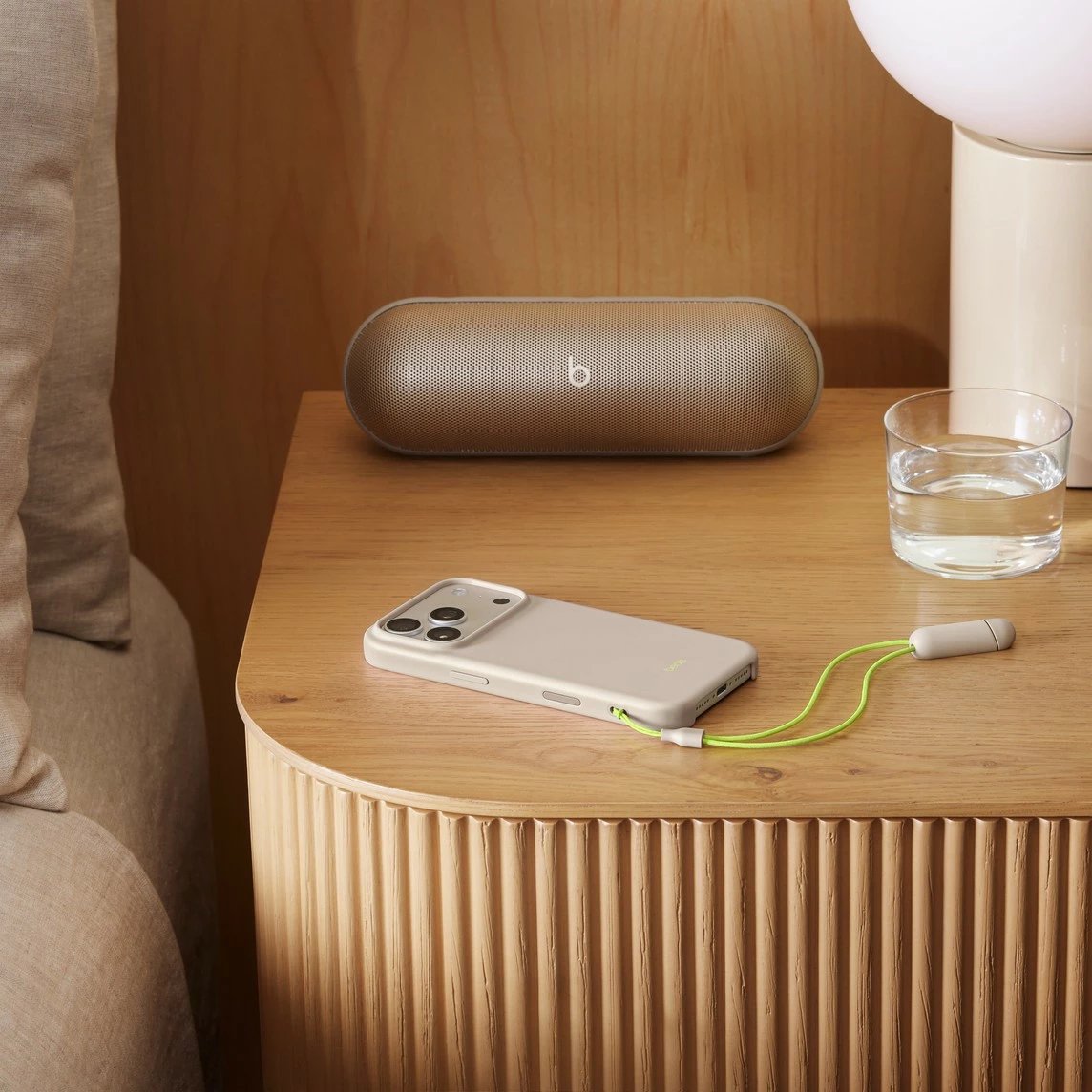 Mbështjellës Beats Kickstand Case për iPhone 17 Pro me MagSafe, kontroll kamerës, kalkstein