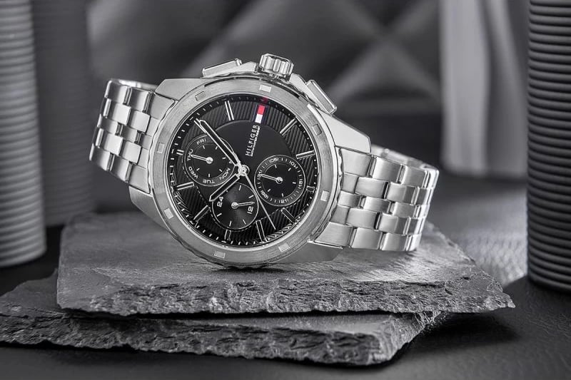 Orë dore për meshkuj Tommy Hilfiger, e zezë