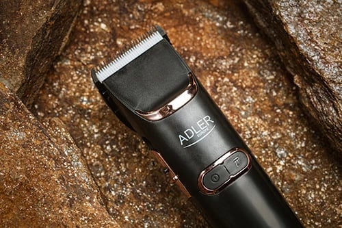 Makinë qethëse Adler AD 2832, teh qeramik/çelik, pa/kabllo, LCD, 1.5 orë punë, turbo, 4 krehra 3–12 mm, e zezë