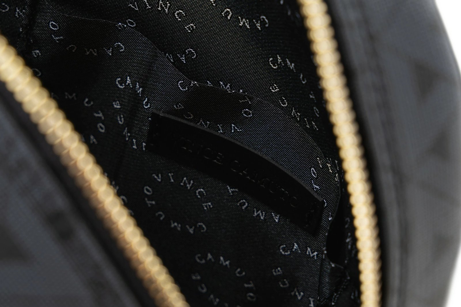 Çantë shpine Vince Camuto, Pescara, monogram, e zezë