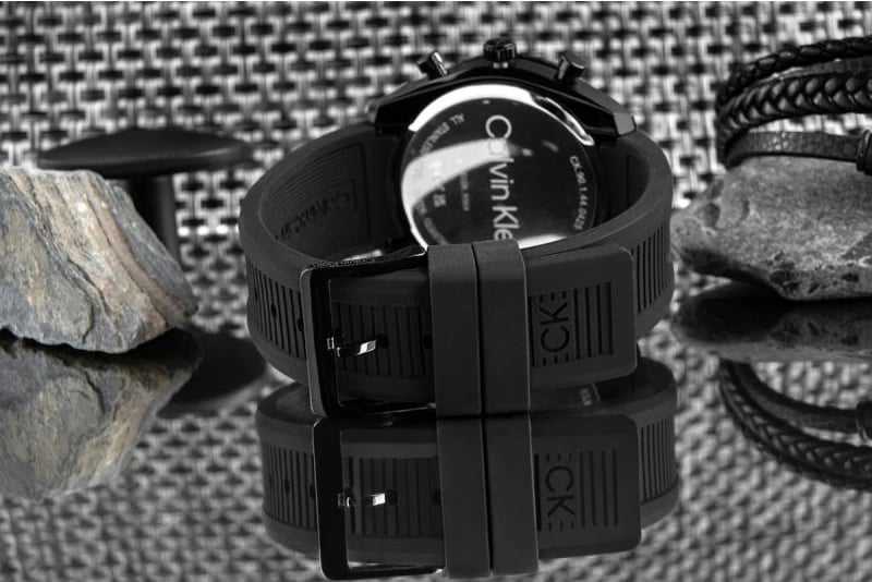 Orë dore për meshkuj Calvin Klein, e zezë