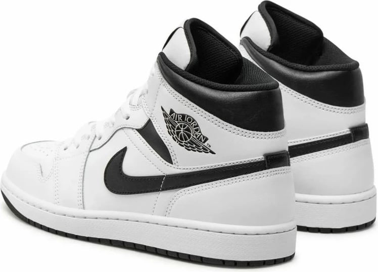 Atlete për meshkuj Nike Jordan, të bardha dhe të zeza