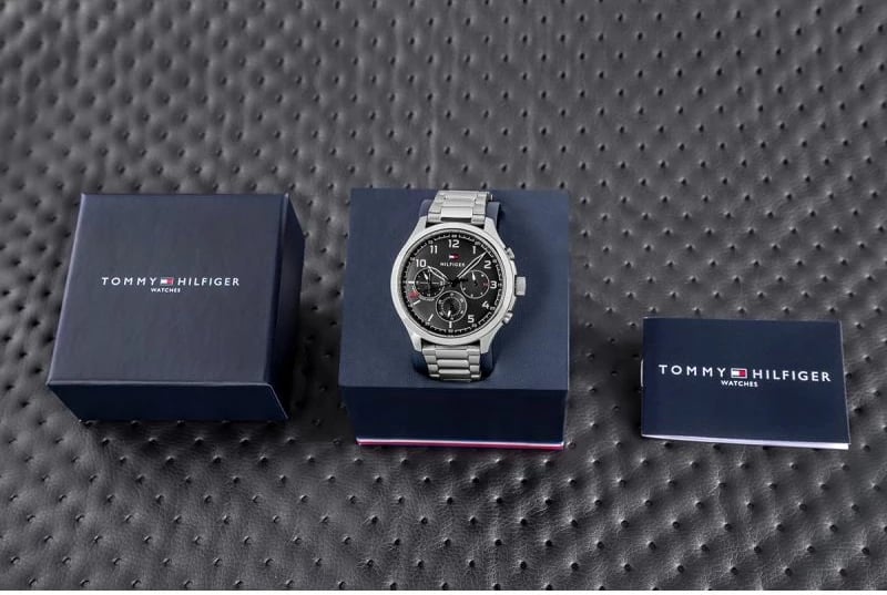 Orë dore për meshkuj Tommy Hilfiger, e zezë