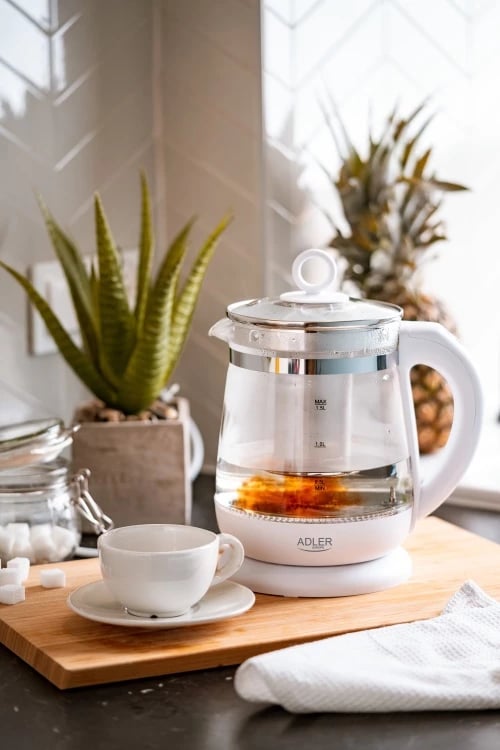 Zierëse uji qelqi Adler AD 1299 1.5 L me kontroll temperature dhe infuzor çaji, e bardhë