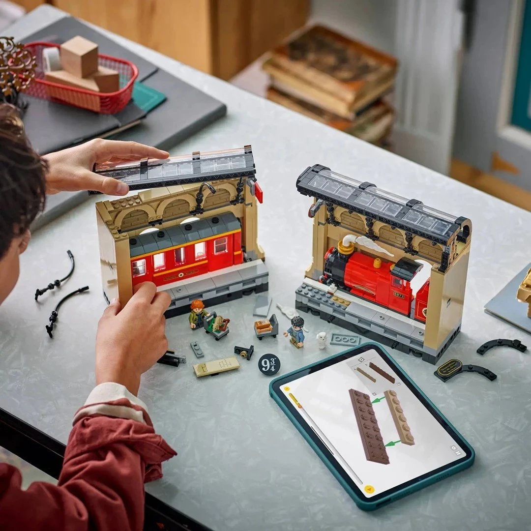 Set LEGO Harry Potter 76450 Book nook: Hogwarts Express, 832 pjesë