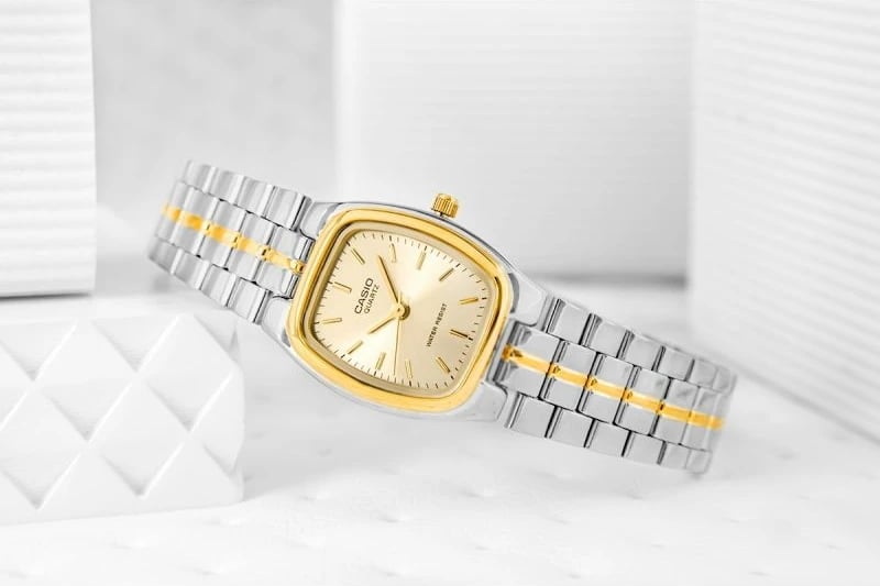 Orë dore për femra CASIO, argjend e ar