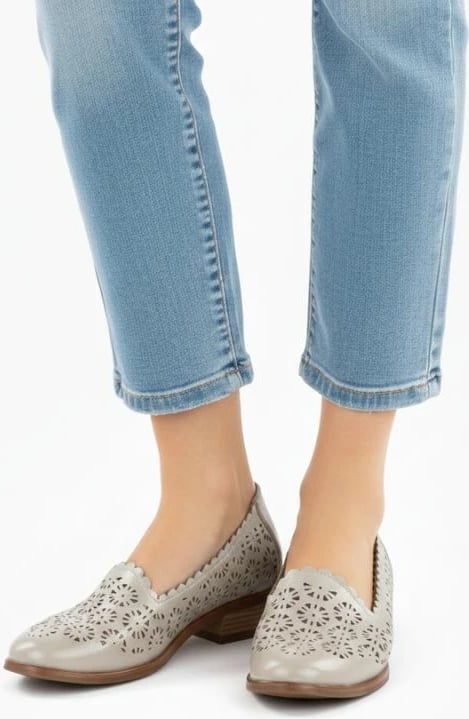 Këpucë femrash Potocki SZ12320, të arta