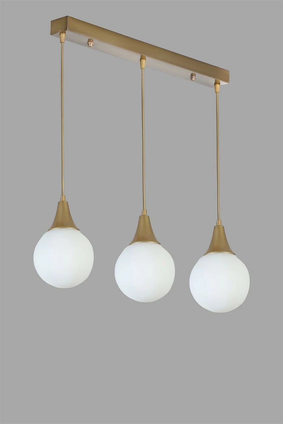 Llambë tavani Opviq Afra, 3 vendesh, metal i artë dhe xham i bardhë Llambë tavani Opviq Afra, 3 vendesh, metal i artë dhe xham i bardhë