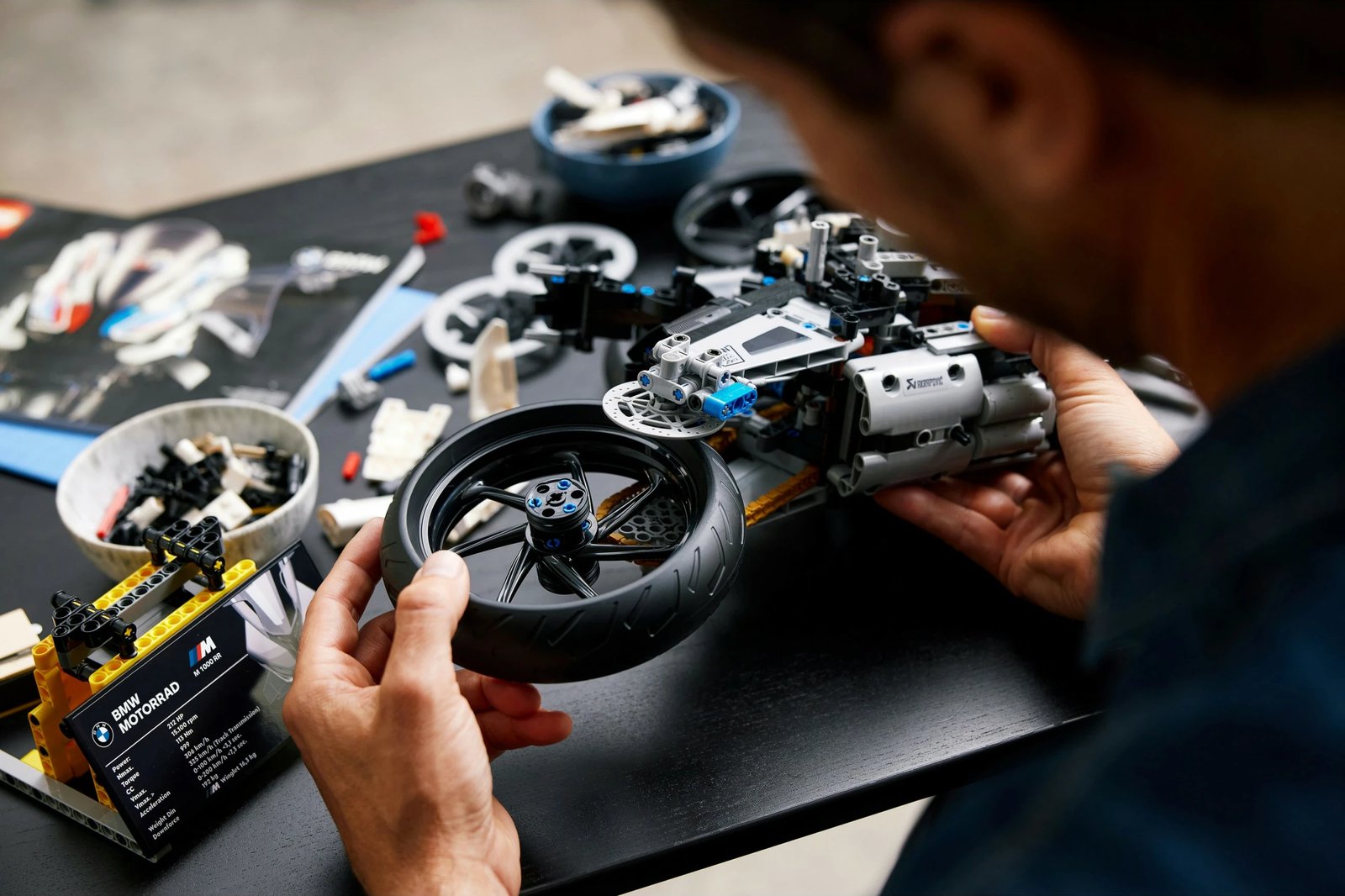 Set ndërtimi LEGO Technic BMW M 1000 RR, 1921 pjesë, shumëngjyrësh Set ndërtimi LEGO Technic BMW M 1000 RR, 1921 pjesë, shumëngjyrësh