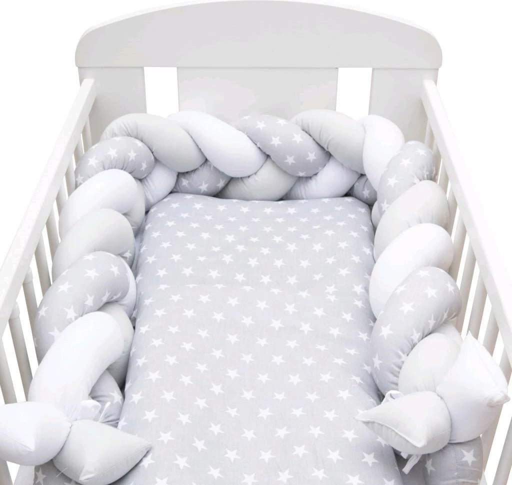 Mbrojtës gërshet për krevat bebe, New Baby, 210x18x10 cm, pambuk 100% me mbushje anti-alergjike, gri e bardhë me yje