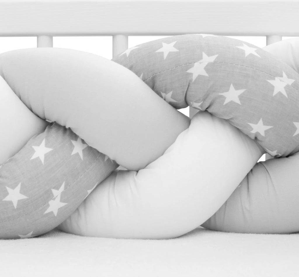 Mbrojtës gërshet për krevat bebe, New Baby, 210x18x10 cm, pambuk 100% me mbushje anti-alergjike, gri e bardhë me yje