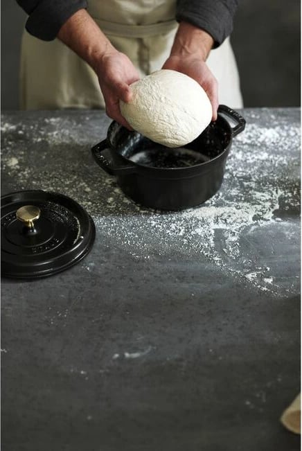 Cocotte STAUB, 22 cm, e rrumbullakët, e zezë, prej gize