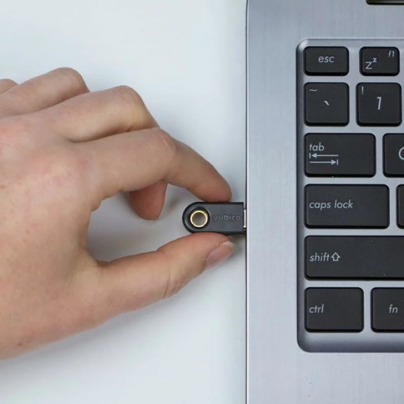 Çelës sigurie USB-C, Yubico YubiKey 5C, kompakt me vrimë unaze, e zezë/ari