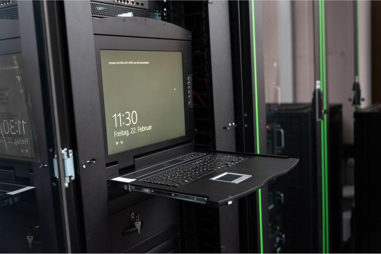 Konsolë KVM Digitus 19", 8 porta, tastierë gjermane, TFT, 1366x768, e zezë
