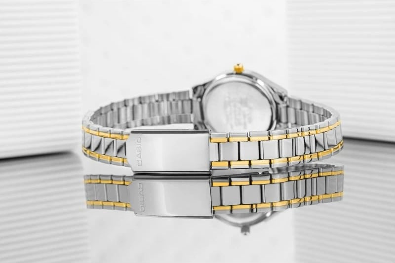 Orë dore për femra Casio, argjend e ar