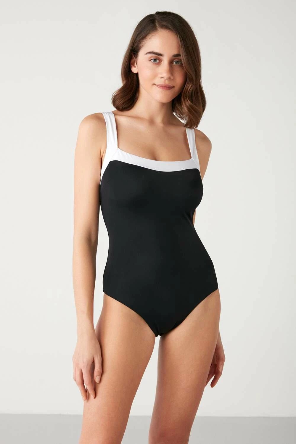 Rroba banje Jumeon, Cruella, e zezë