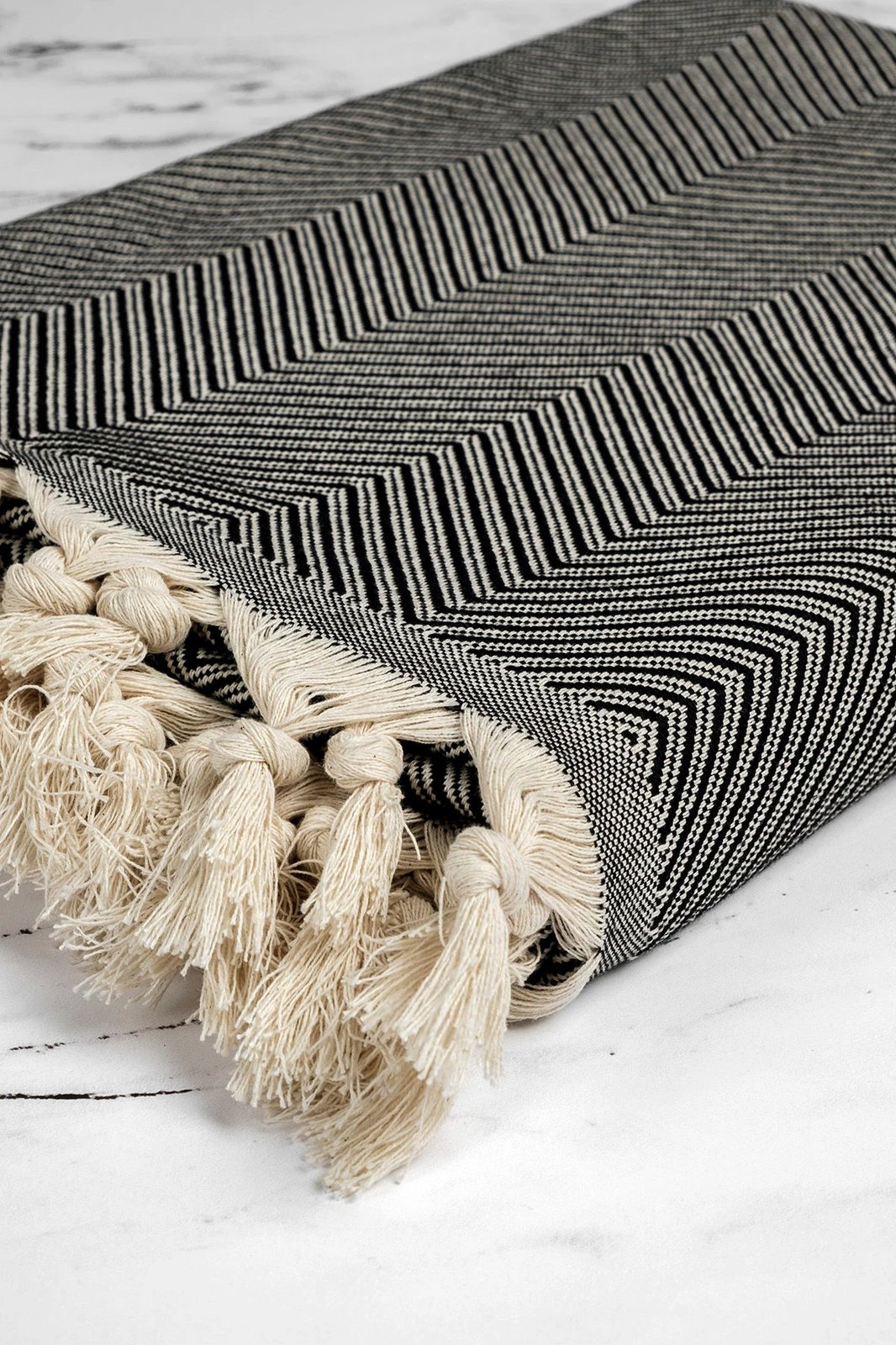 Mbulesë divani L'essentiel, ngjyrë e zezë dhe e bardhë, 170x300cm