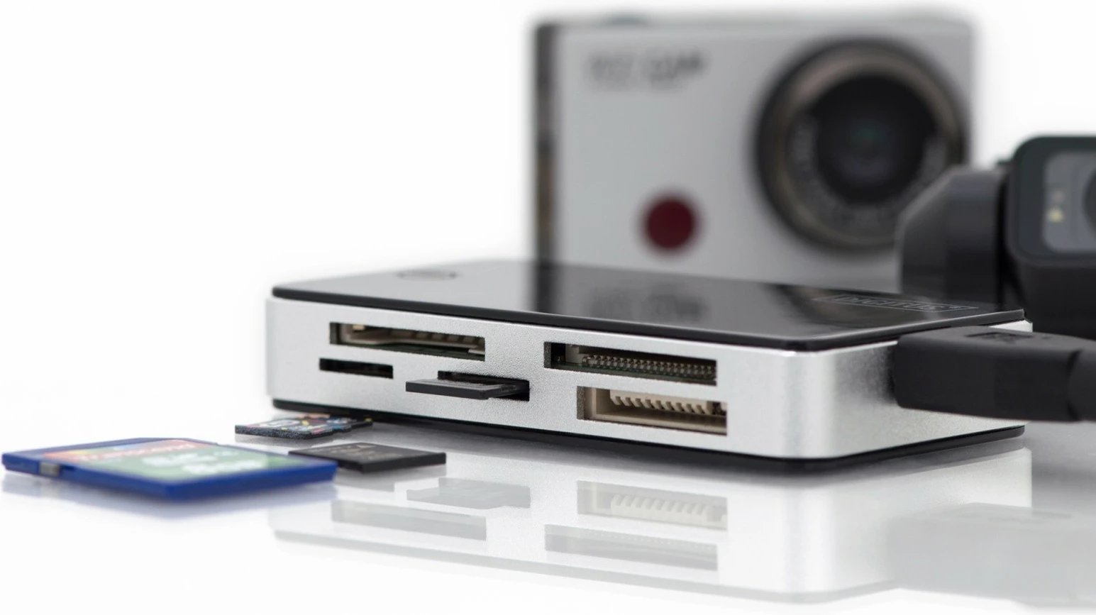 Lexues kartelash Digitus DA-70330-1, 5 porta USB 3.0, i zi-argjendtë