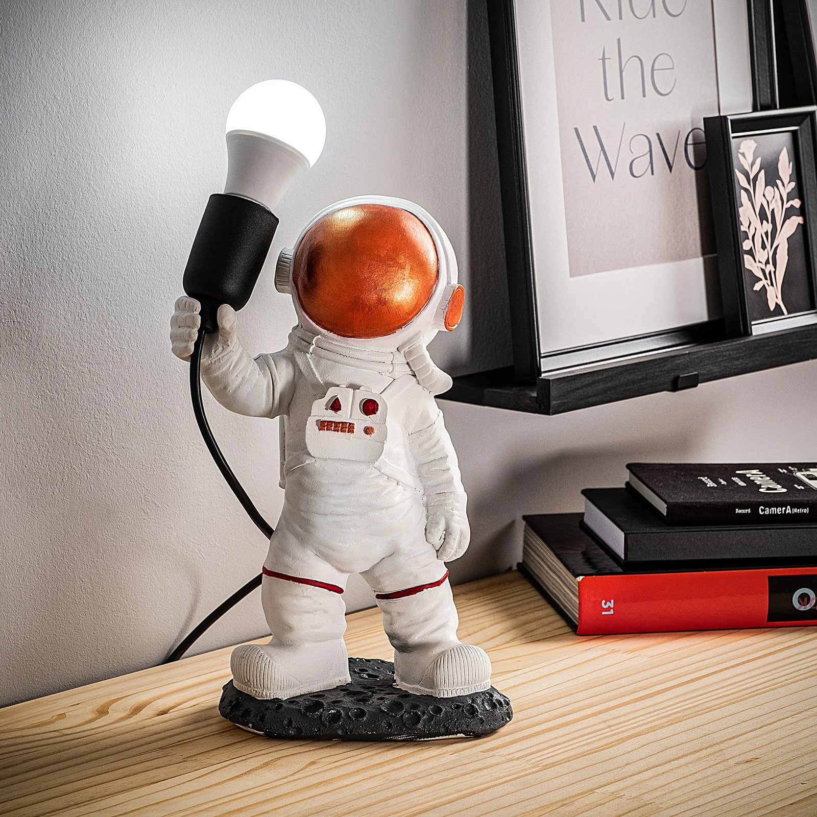 Llambë tavoline astronaut, shumëngjyrëshe, Opviq
