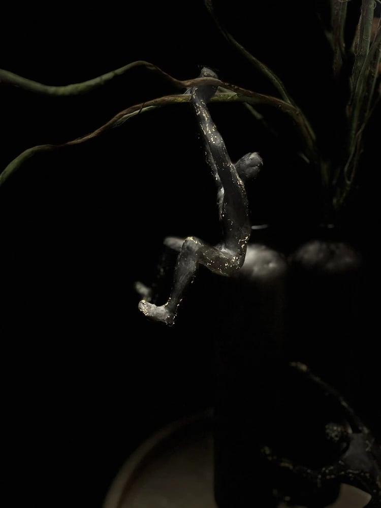 Dekor muror alpinist, polirezine, e zezë me të artë, 13x9x23cm