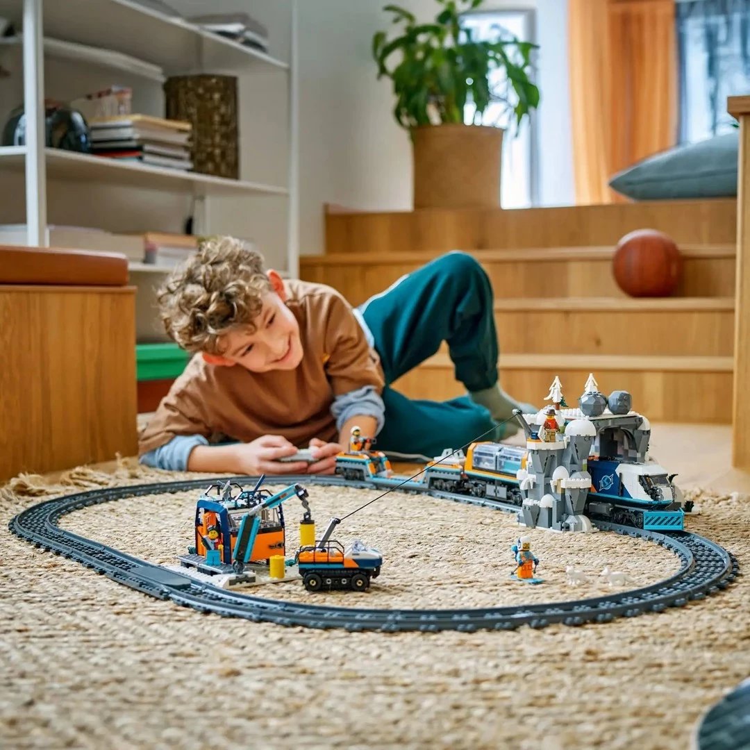 Set lodrash LEGO CITY Explorers Arktik Polar Express Train 60470, 1517 pjesë, me 6 minifigura