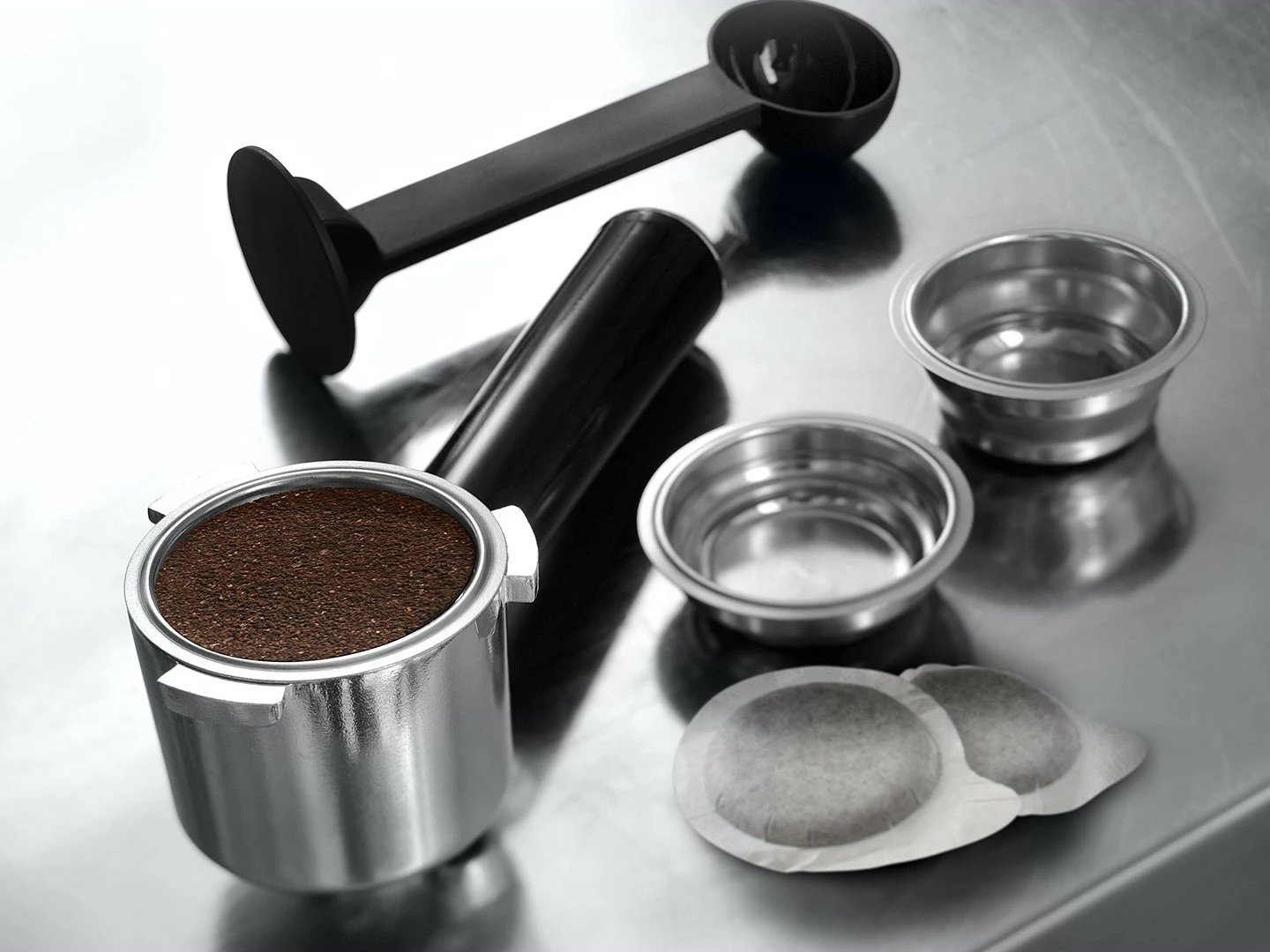 Aparat kafeje DeLonghi Dedica EC685.R, gjysmë automatik, ngjyrë e kuqe