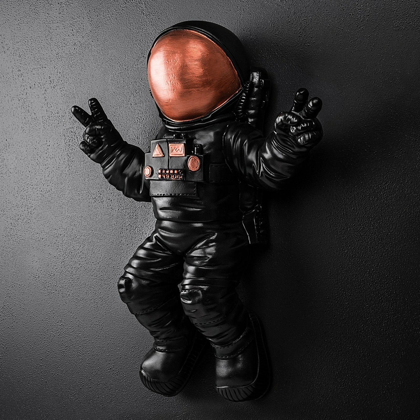 Aksesor dekorativ muri Wallity, kozmonaut 3, shumëngjyrësh, 35x47x10cm