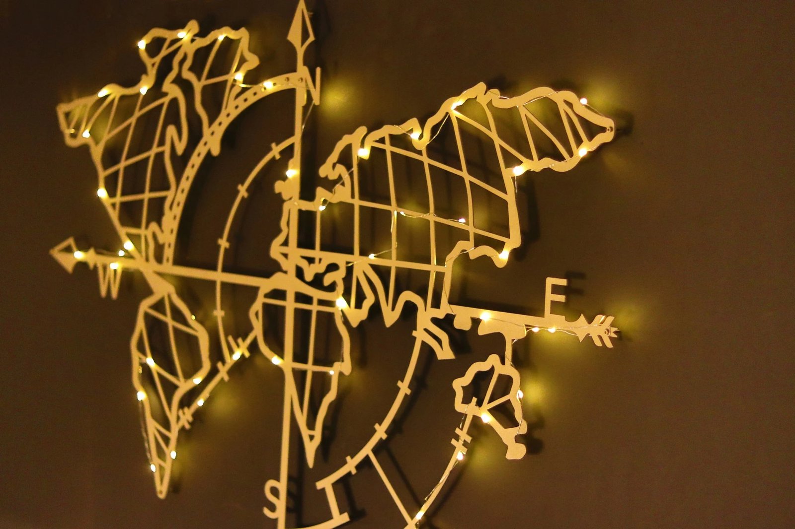 Aksesor dekorativ metalik për mur, hartë bote me busull, LED, ngjyrë ari