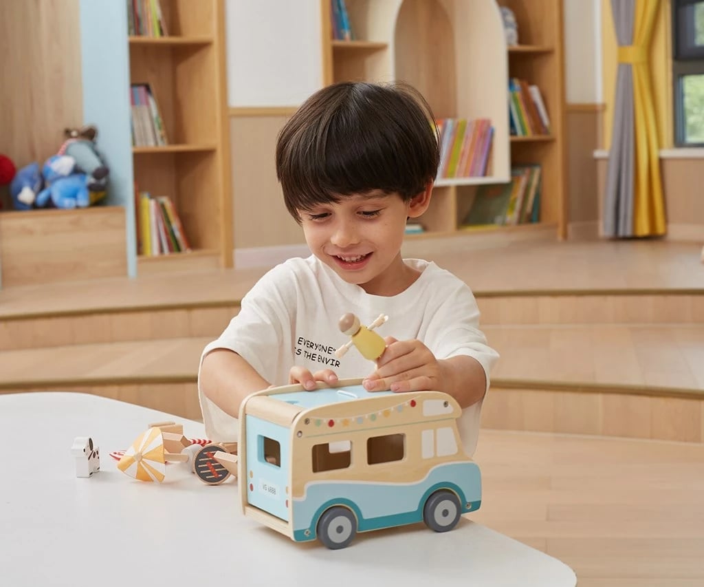 Kamper prej druri, Viga, Wooden Camper, me 2 figurina dhe aksesorë, 19 x 15 x 11.8 cm, për moshat 3+, shumëngjyrësh