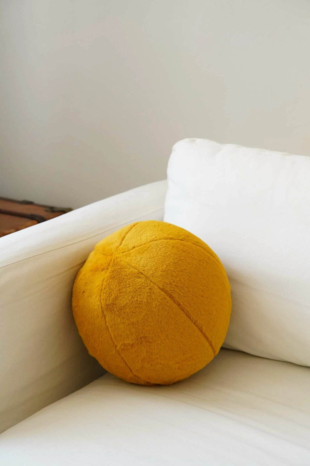 Jastëk pelushi, ngjyrë mustard, Evila Originals, 25x25x25cm