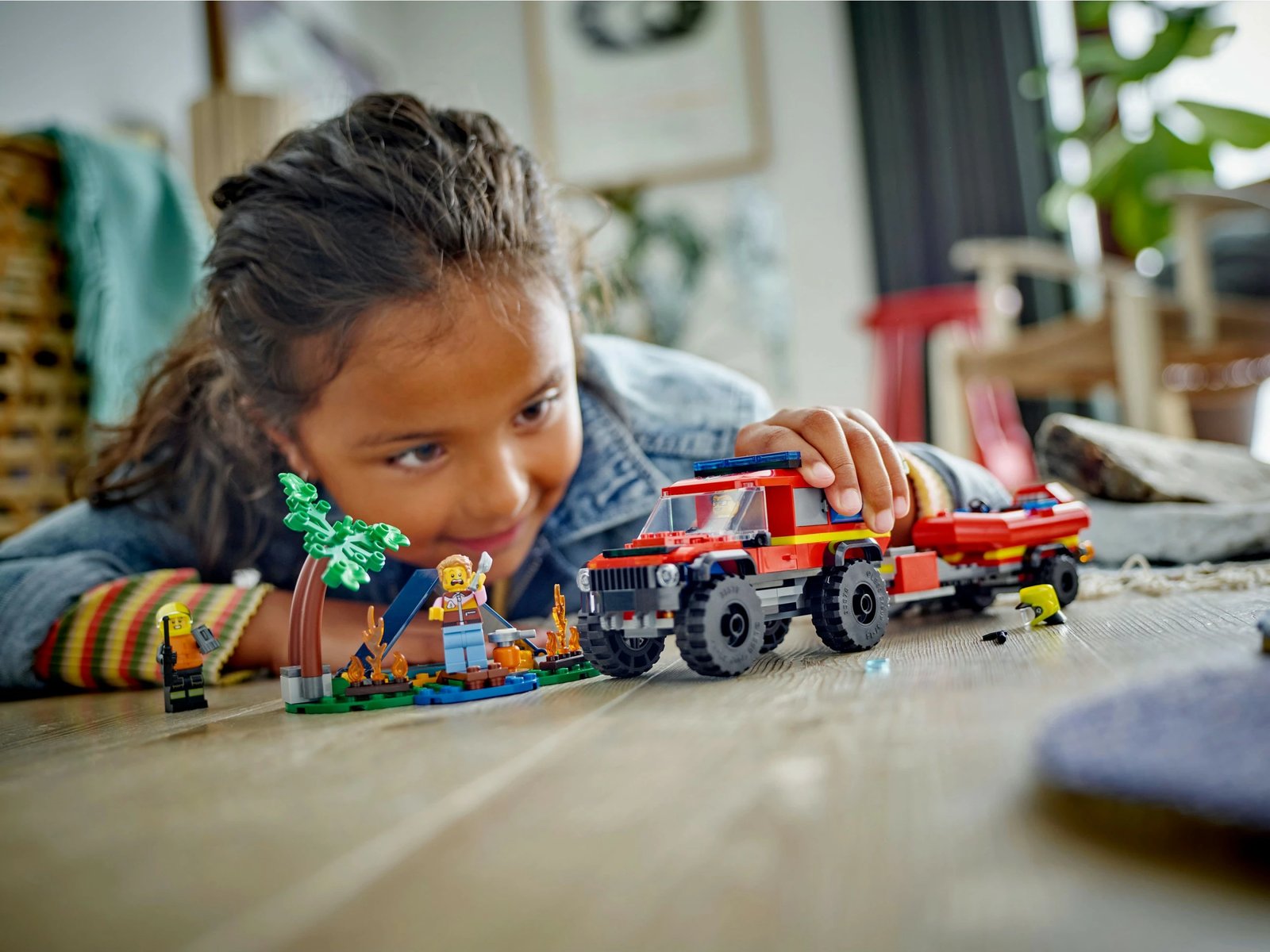 Set ndërtimi LEGO City 4x4 Kamion Zjarri me Varkë Shpëtimi 301 pjesë, multingjyrësh