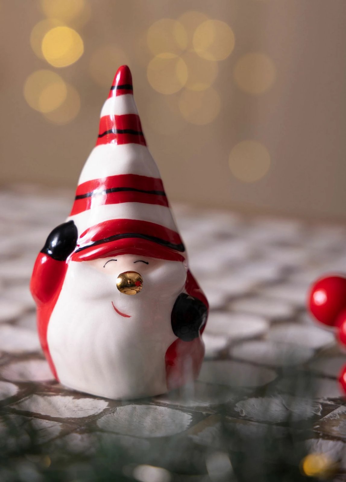 Objekt dekorativ Evila Originals, SUS0148, qeramikë, ngjyrë e kuqe dhe e bardhë