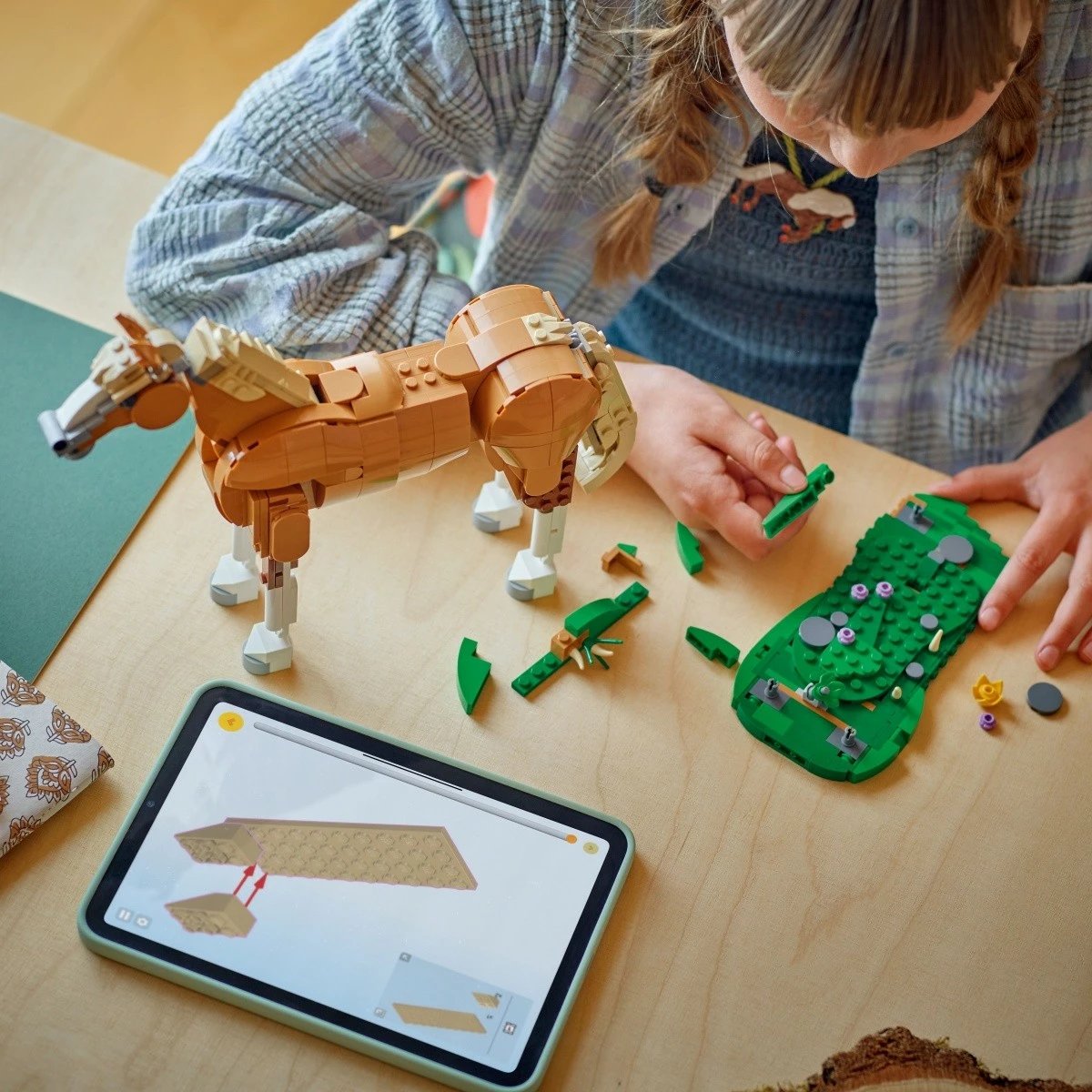 Set LEGO Creator 3-in-1 31166 Beautiful Horse, 685 pjesë