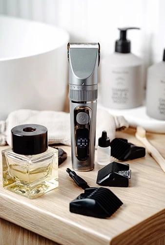 Prerëse flokësh, Mesko, MS 2843, LCD, IPX6, bateri 2000 mAh deri 180 min, karikim USB, teh titan me teh keramik, me krehra 3–12 mm, argjendtë