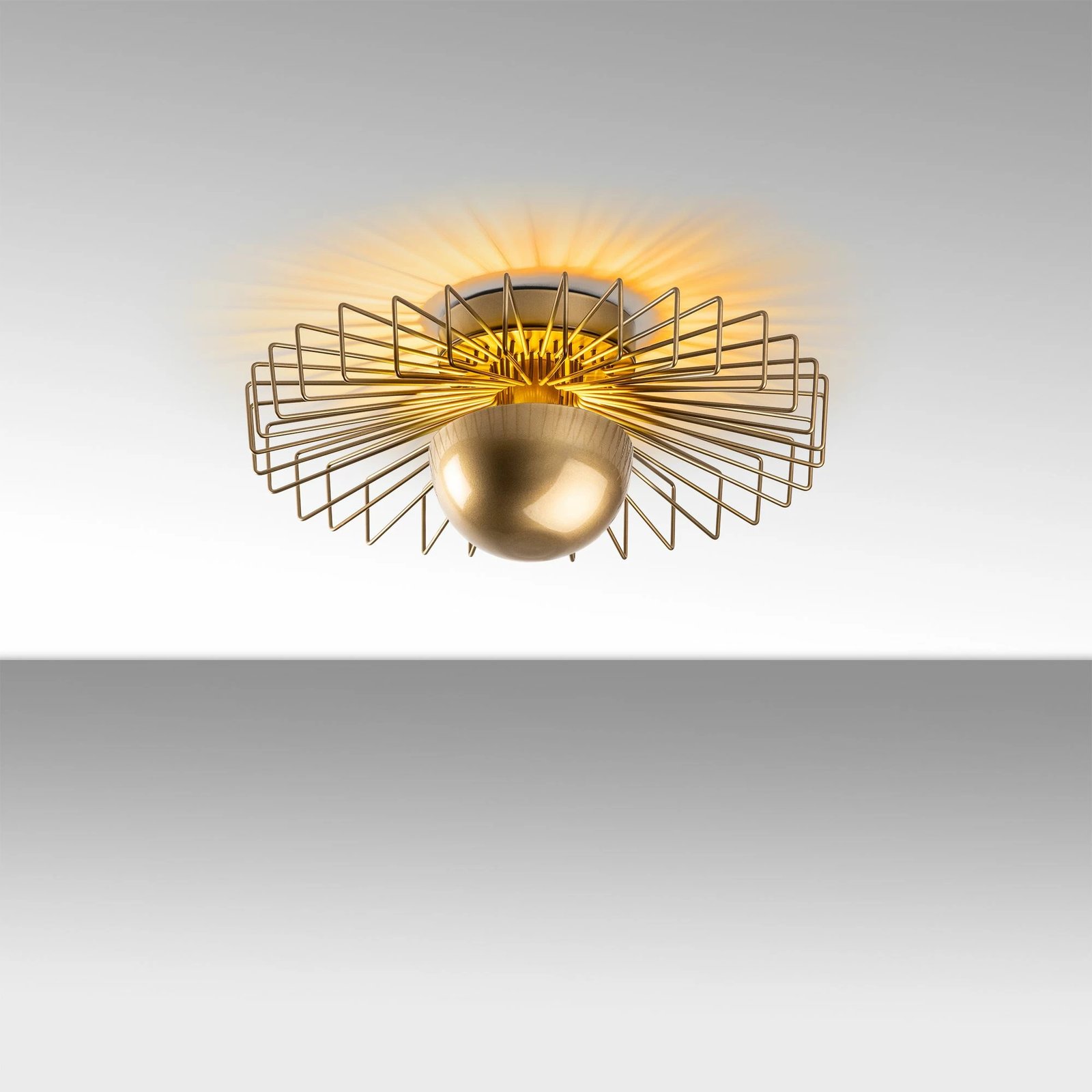 Llambë tavani Opviq Kaya, metal i artë, 45x45x18cm Llambë tavani Opviq Kaya, metal i artë, 45x45x18cm