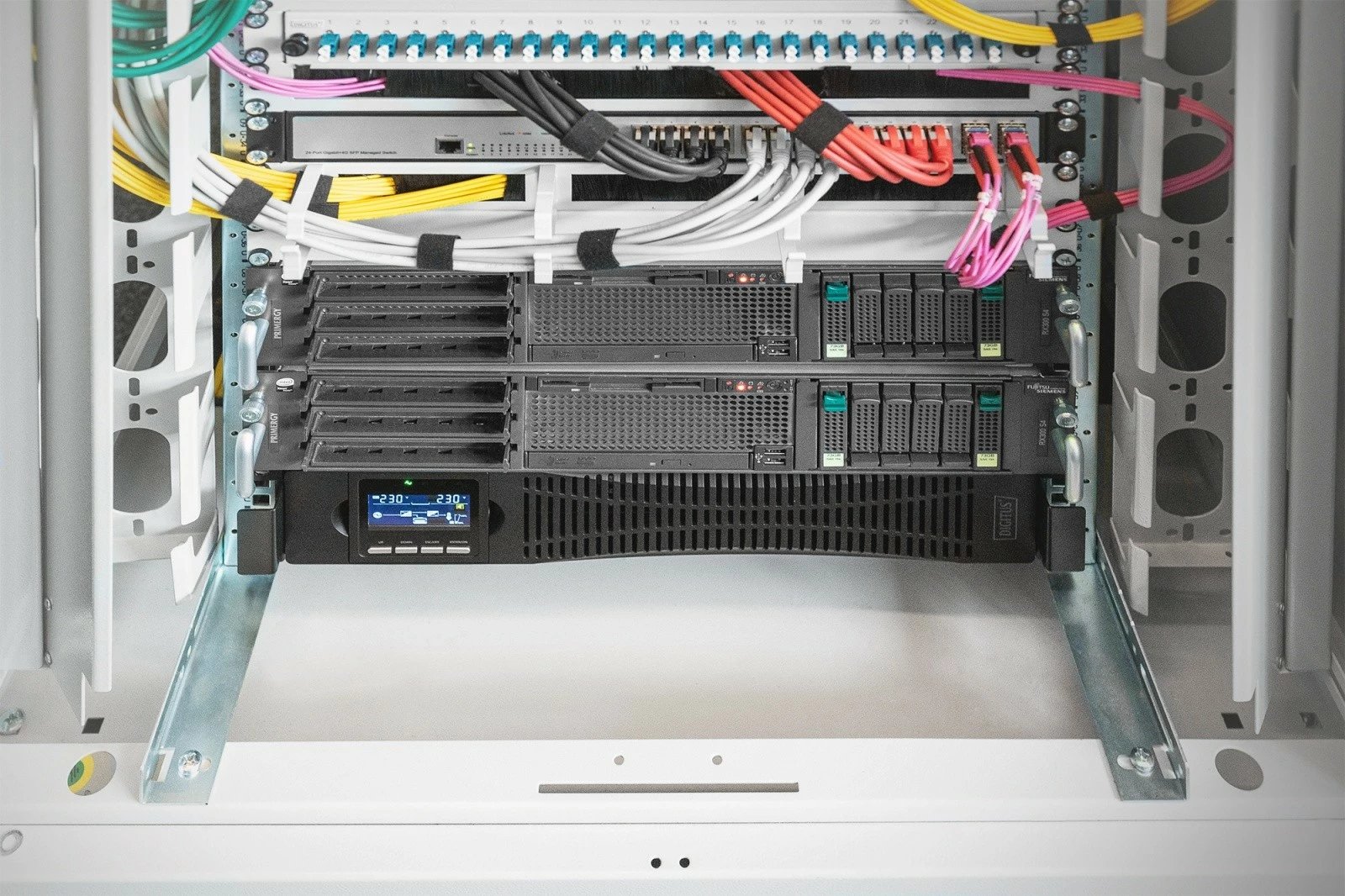 UPS Digitus DN-170093 online rack 19", 1000VA/1000W, 2x12V/9Ah, 8xC13, USB, RS232, RJ45, zi