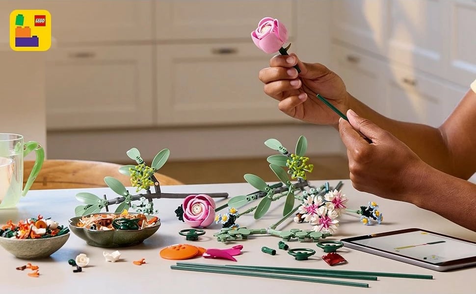 Set ndërtimi LEGO Botanicals Schöner Rosafarbener Blumenstrauß 10342, shumëngjyrësh Set ndërtimi LEGO Botanicals Schöner Rosafarbener Blumenstrauß 10342, shumëngjyrësh