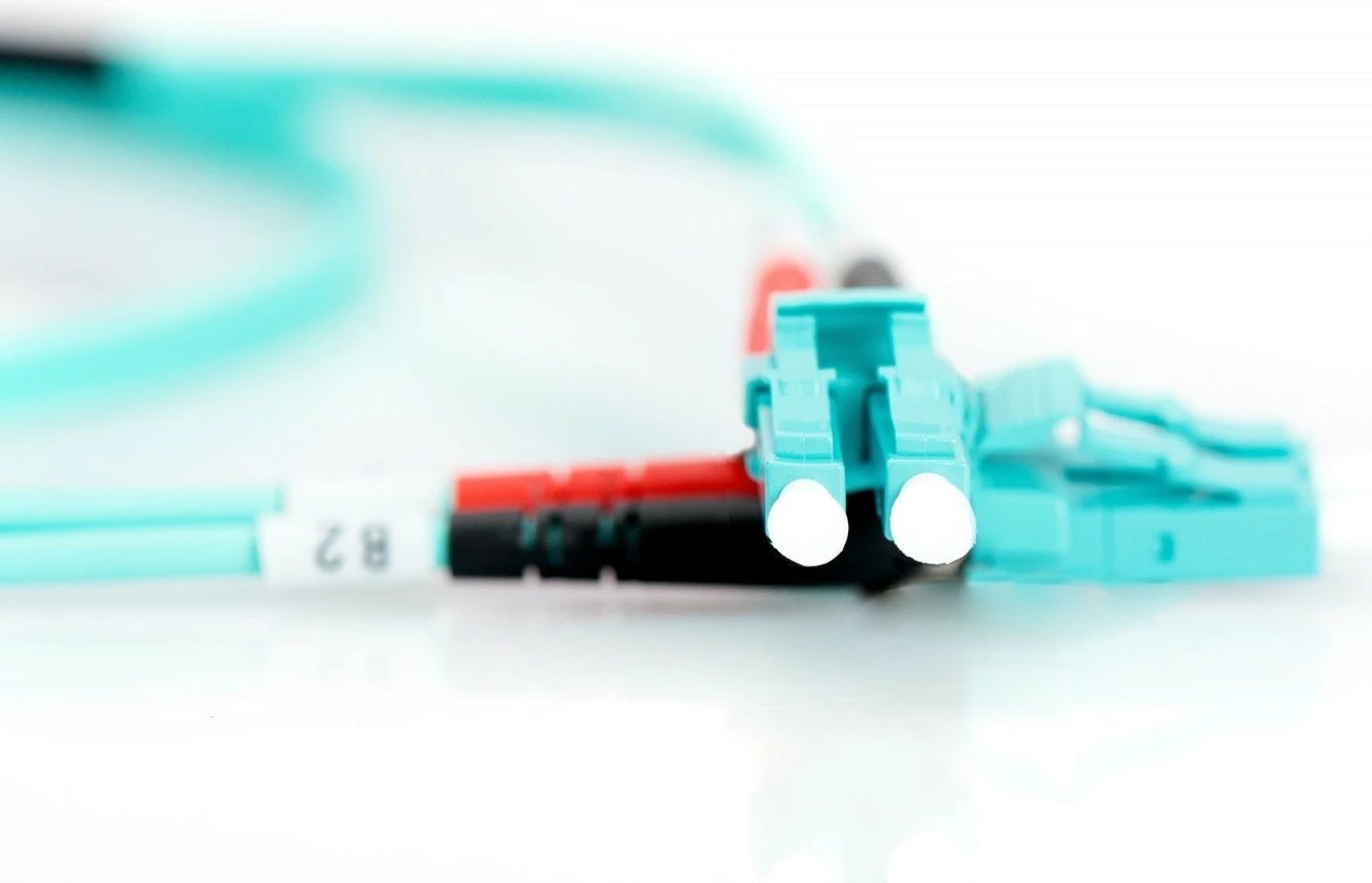 Kabllo optike Digitus DK-2533-01/3, patch cord LC/LC, duplex, OM3, 1m, turquoise Kabllo optike Digitus DK-2533-01/3, patch cord LC/LC, duplex, OM3, 1m, turquoise