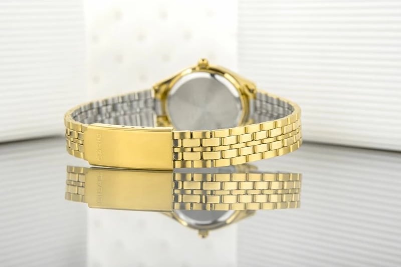 Orë dore për femra Casio, ari